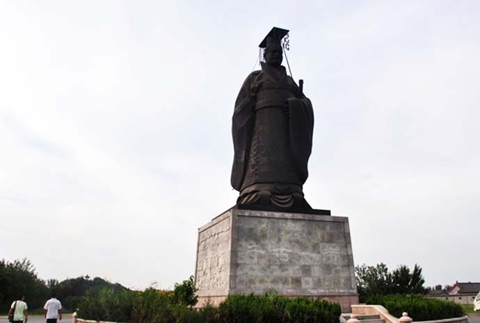 秦始皇铜雕像19米高没能幸免于难