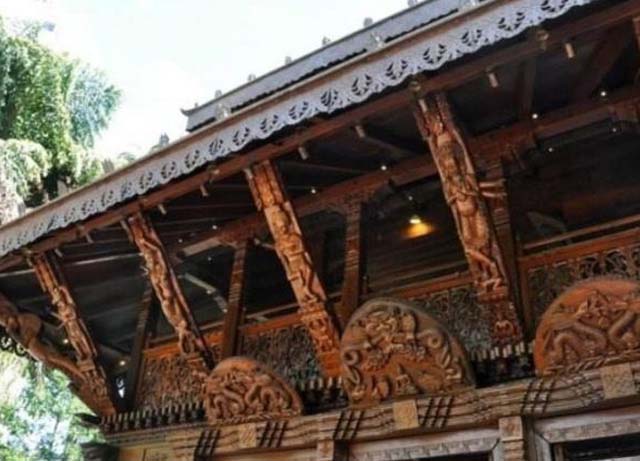 艺术爱好者对尼泊尔这座寺庙雕塑造型“奇特”